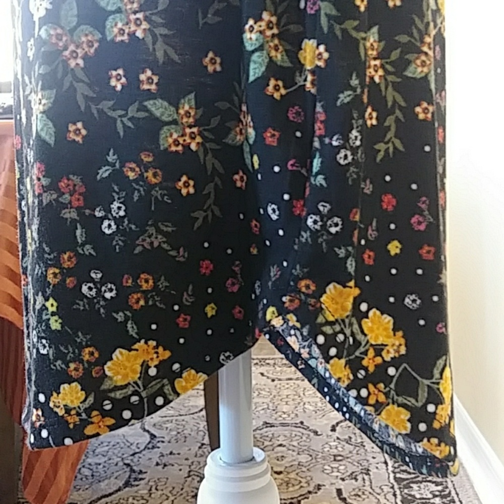 Junior's Short Sleeve Belted Floral Dress. Lace on shoulders. - Picture 5 of 7